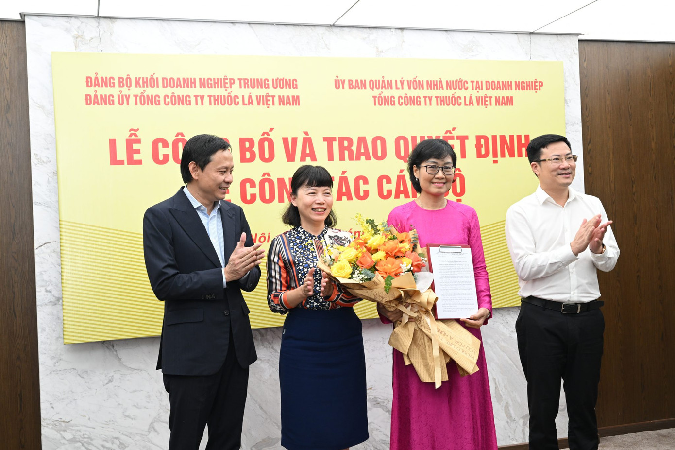 Lãnh đạo Tổng công ty chúc mừng bà Nguyễn Diệu Hương – Tân Phó Tổng giám đốc