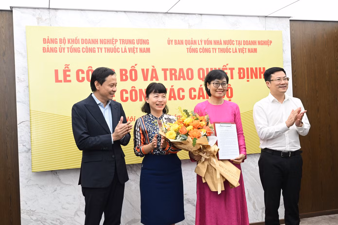 Lãnh đạo Tổng công ty chúc mừng bà Nguyễn Diệu Hương – Tân Phó Tổng giám đốc
