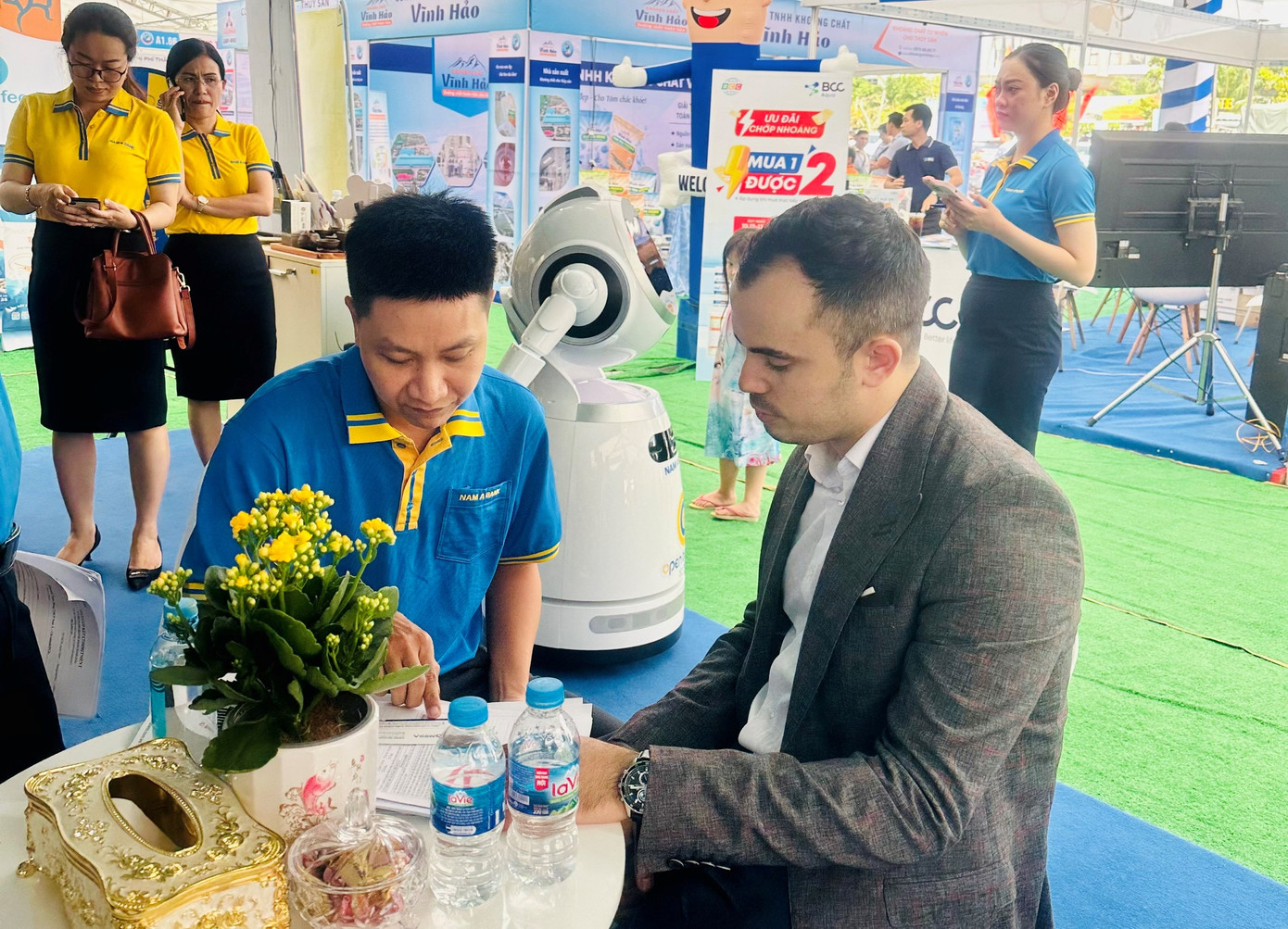 Khách hàng tham gia tư vấn tại gian hàng Nam A Bank