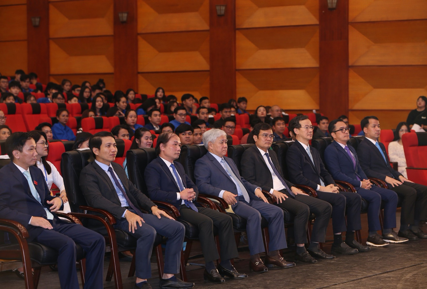 Ông Đỗ Văn Chiến - Bí thư Trung ương Đảng, Chủ tịch Ủy ban Trung ương Mặt trận Tổ quốc Việt Nam, Ban Bí Thư Trung ương Đoàn TNCS Hồ Chí Minh, Trung ương Hội LHTN Việt Nam, cùng ông Saravoot Yoovidhya, CEO Tập đoàn TCP và ông Nguyễn Thanh Huân, Tổng Giám đốc TCP Việt Nam (ở vị trí thứ 6 và thứ 7 từ trái sang) tham gia Lễ tuyên dương “Tỏa sáng Nghị lực Việt” 2023.