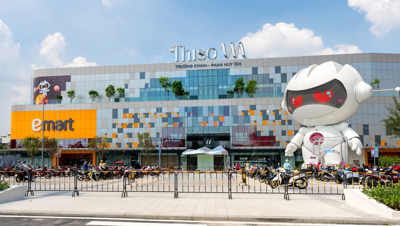 Linh vật của Emart và Thiso Mall ngay tại cổng siêu thị Phan Huy Ích trở thành địa điểm “sống ảo” được giới trẻ TPHCM thi nhau check-in dịp gần đây. Ảnh: Emart