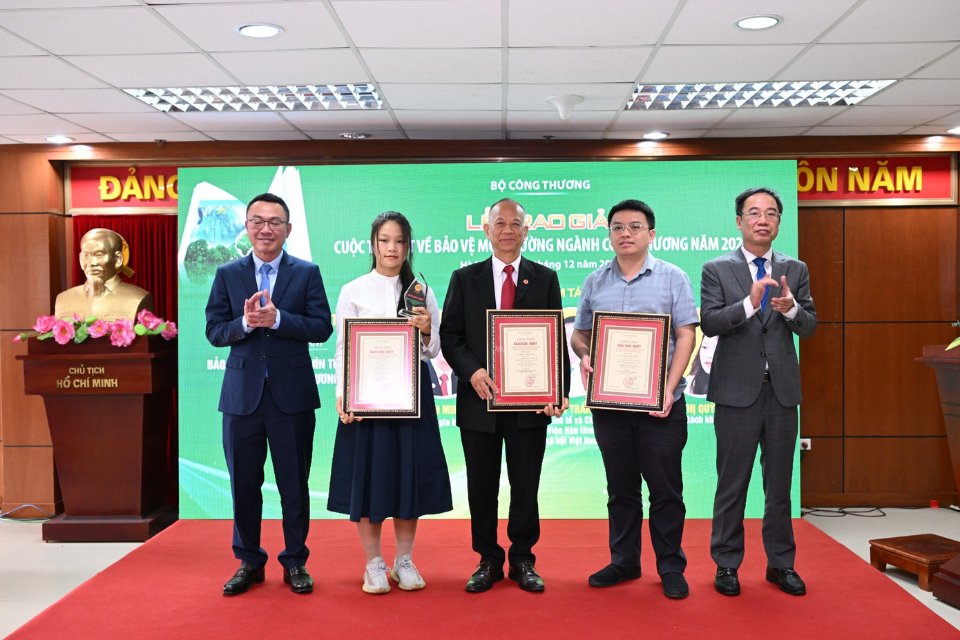 Các tác giả nhận giải đặc biệt