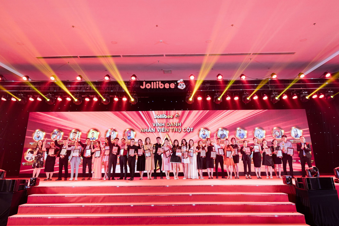 Ghi nhận và tưởng thưởng thành tích nhân viên là một hoạt động thường xuyên tại Jollibee Việt Nam