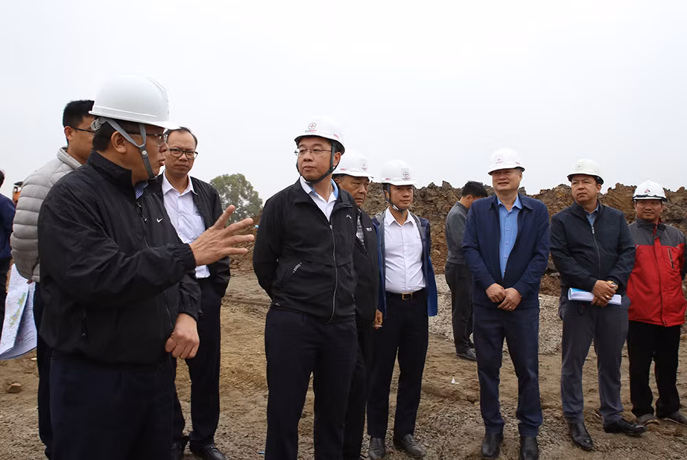 Lãnh đạo EVN và EVNNPT kiểm tra thi công vị trí 97 Dự án đường dây 500kV NMNĐ Nam Định I – Thanh Hóa Lãnh đạo EVN và EVNNPT kiểm tra thi công vị trí 97 Dự án đường dây 500kV NMNĐ Nam Định I – Thanh Hóa