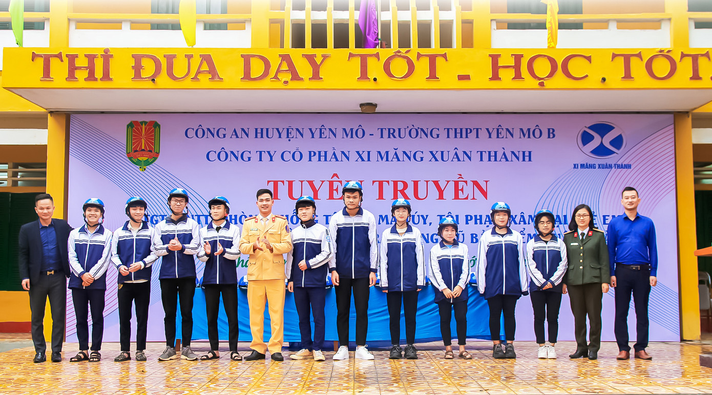 Chương trình trao tặng mũ bảo hiểm đạt chuẩn được Xi Măng Xuân Thành triển khai từ cuối năm 2020