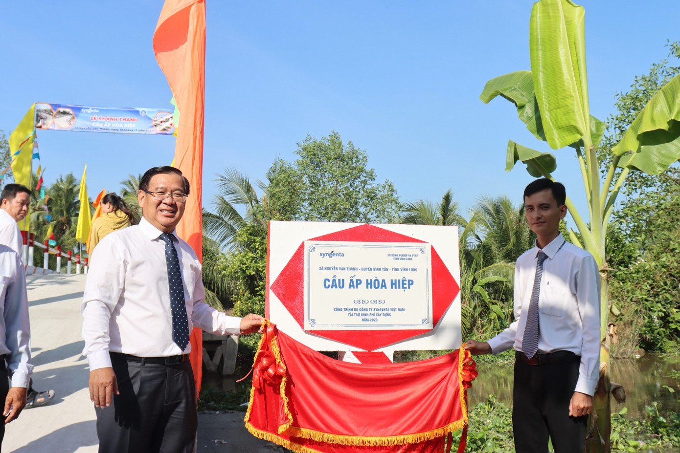 Đại diện Syngenta Việt Nam cùng đại diện chính quyền huyện Bình Tân khánh thành cầu Ấp Hòa Hiệp, xã Nguyễn Văn Thảnh, huyện Bình Tân, tỉnh Vĩnh Long