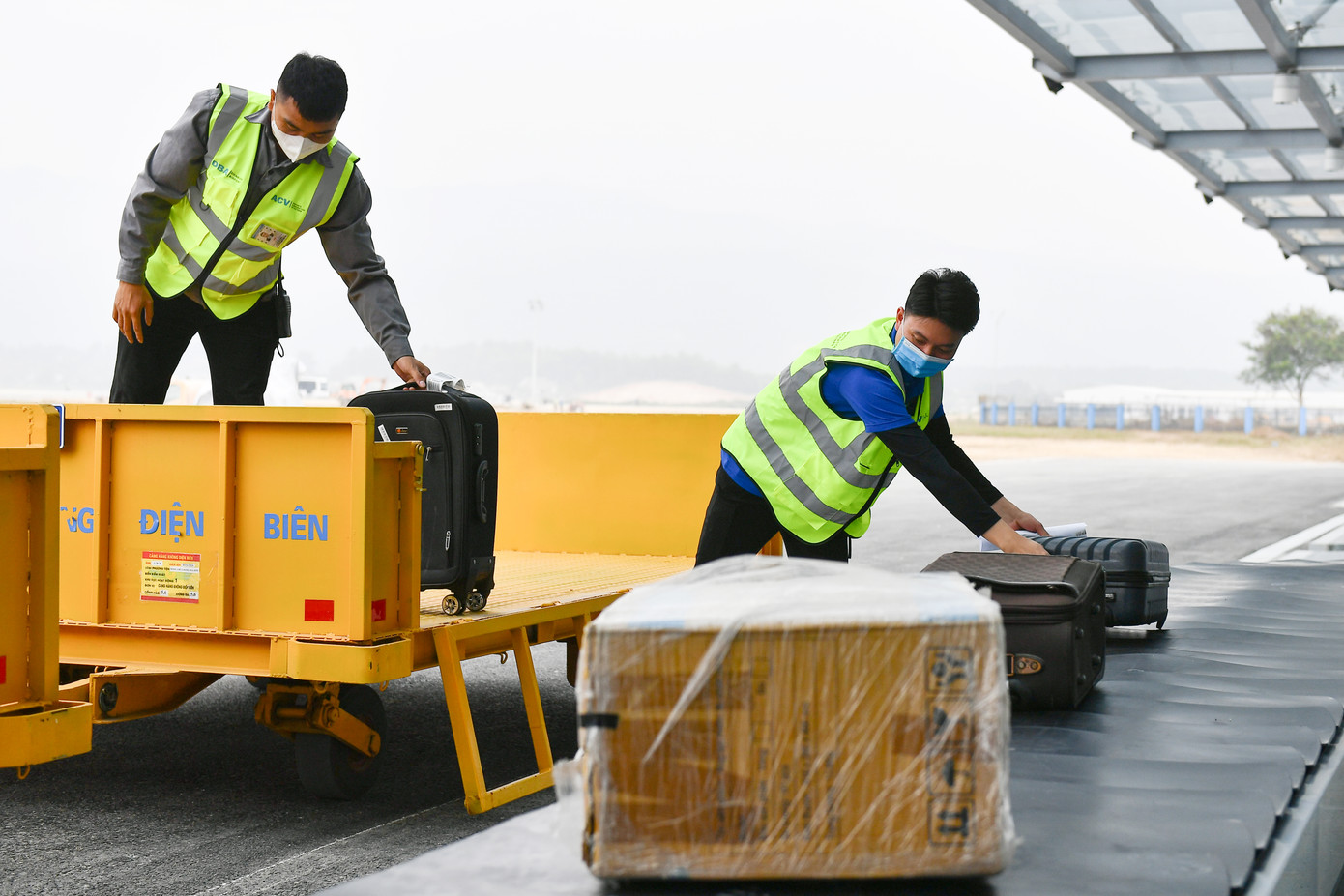 Nhân viên bốc xếp phân loại hành lý tại đảo đi và bốc lên phương tiện vận chuyển hành lý quá khổ