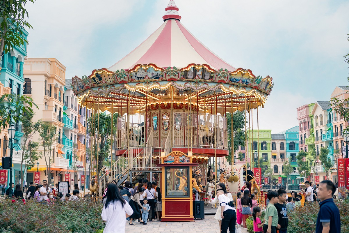 … hay trở về tuổi thơ với Vòng quay ngựa gỗ Carousel Horse chắc chắn sẽ là một trải nghiệm khó quên đối với du khách tham quan Mega Grand World Hà Nội. … hay trở về tuổi thơ với Vòng quay ngựa gỗ Carousel Horse chắc chắn sẽ là một trải nghiệm khó quên đối với du khách tham quan Mega Grand World Hà Nội.
