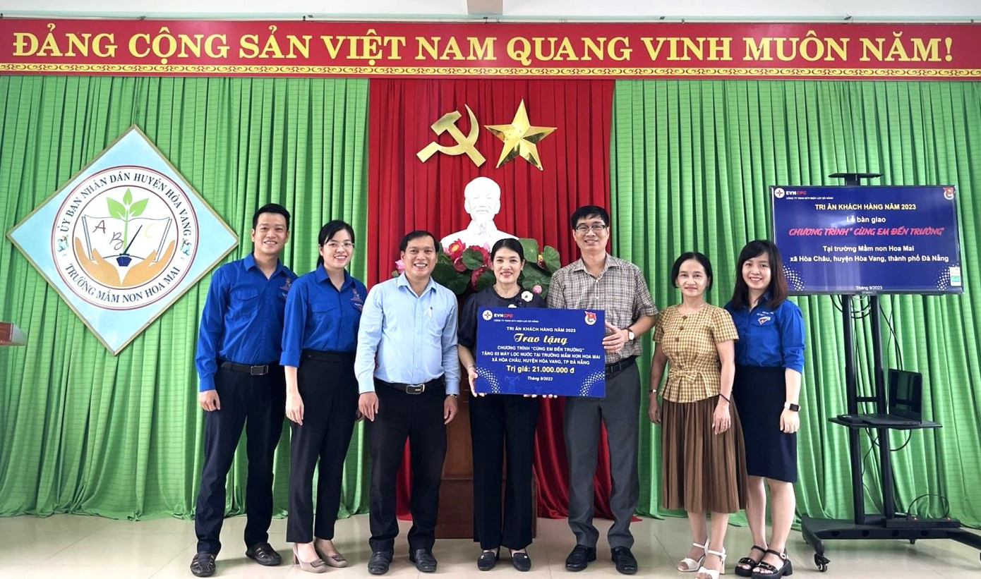 Trao tặng bình lọc nước trường mầm non Hoa Mai, xã Hòa Châu Trao tặng bình lọc nước trường mầm non Hoa Mai, xã Hòa Châu