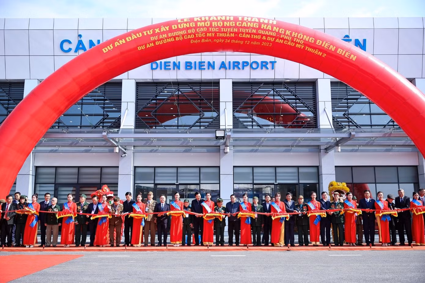Thủ tướng Phạm Minh Chính cùng các đại biểu cắt băng khánh thành dự án mở rộng Cảng hàng không Điện Biên