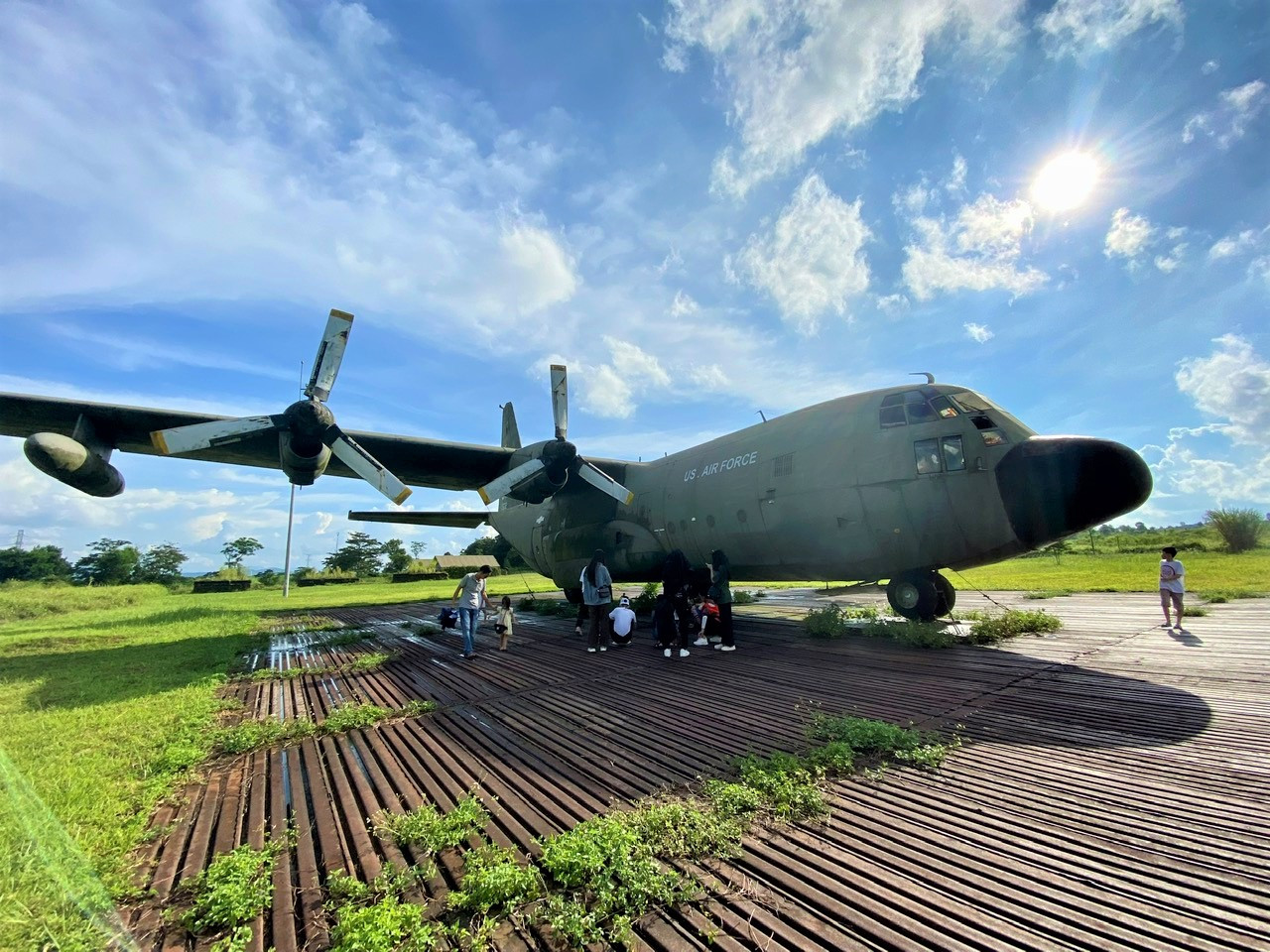 Du khách xem máy bay vận tải của quân đội Mỹ tại Khu di tích sân bay Tà Cơn. Ảnh: Thanh Trần.