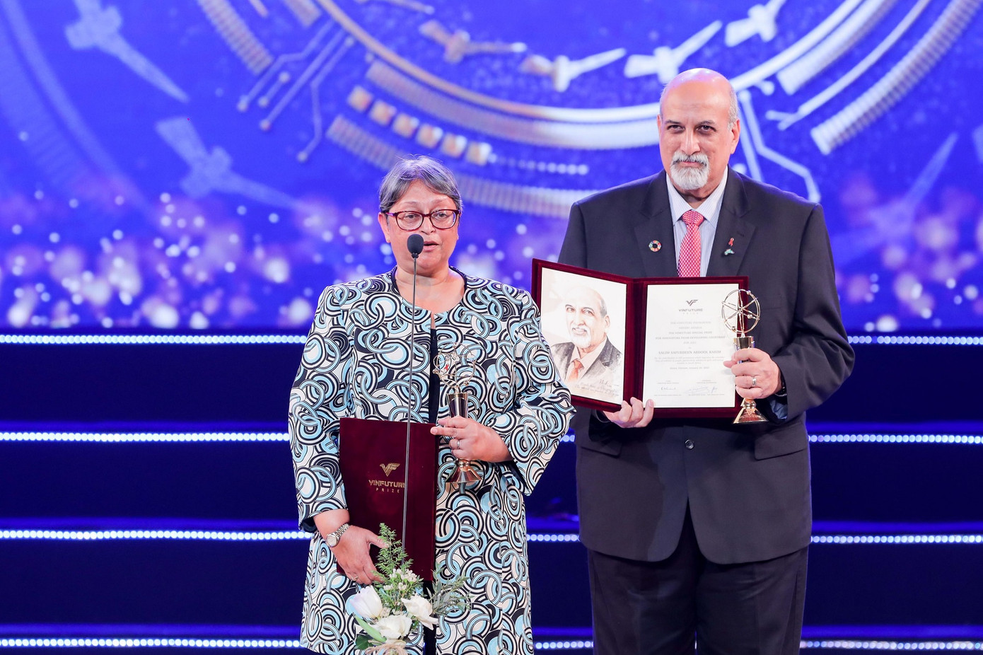 GS. Quarraisha Abdool Karim (trái) - Chủ nhân Giải thưởng VinFuture 2021 dành cho Nhà khoa học đến từ các nước đang phát triển, Thành viên Hội đồng Sơ khảo Giải thưởng VinFuture 2023. GS. Quarraisha Abdool Karim (trái) - Chủ nhân Giải thưởng VinFuture 2021 dành cho Nhà khoa học đến từ các nước đang phát triển, Thành viên Hội đồng Sơ khảo Giải thưởng VinFuture 2023.