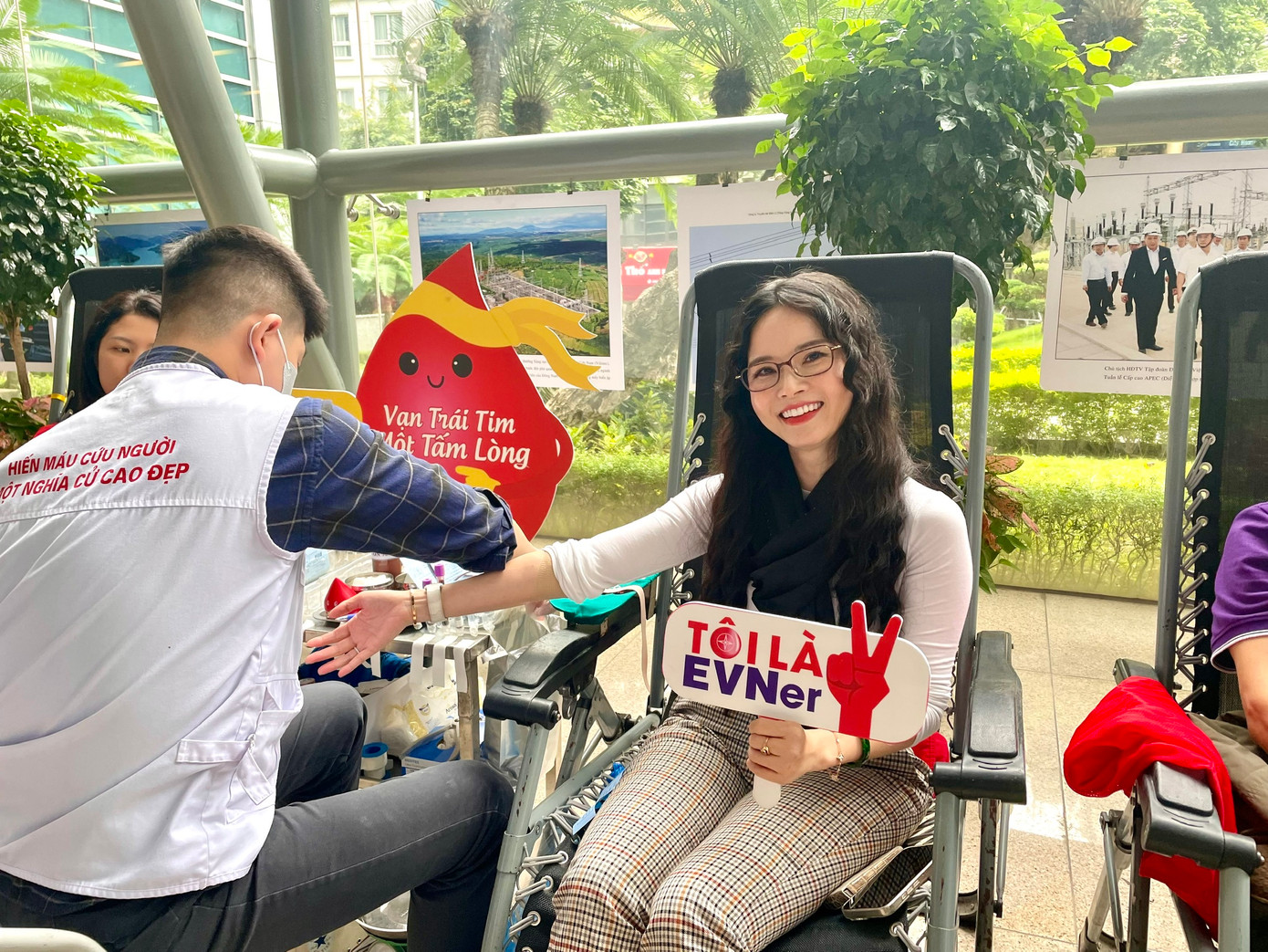 Nhân viên EVN tham gia hiến máu
