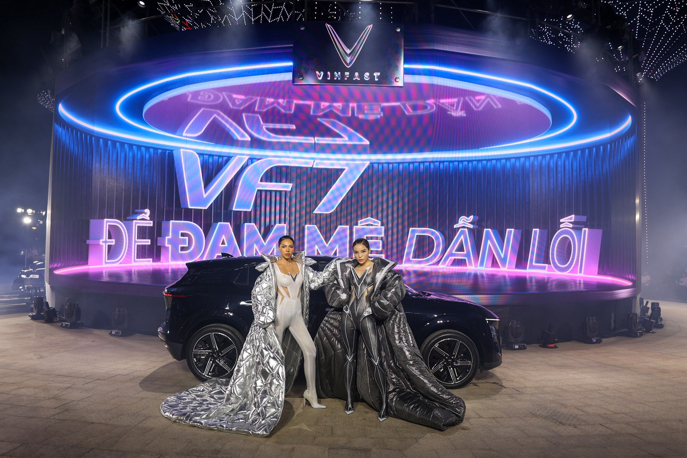 Màn trình diễn vedette của Hoa hậu Kỳ Duyên và siêu mẫu Minh Triệu khiến nhiều khách mời “không thể rời mắt” bởi sự kết hợp hoàn hảo giữa ngôn ngữ thiết kế của thời trang và mẫu xe cá tính, dẫn lối đam mê VF 7.