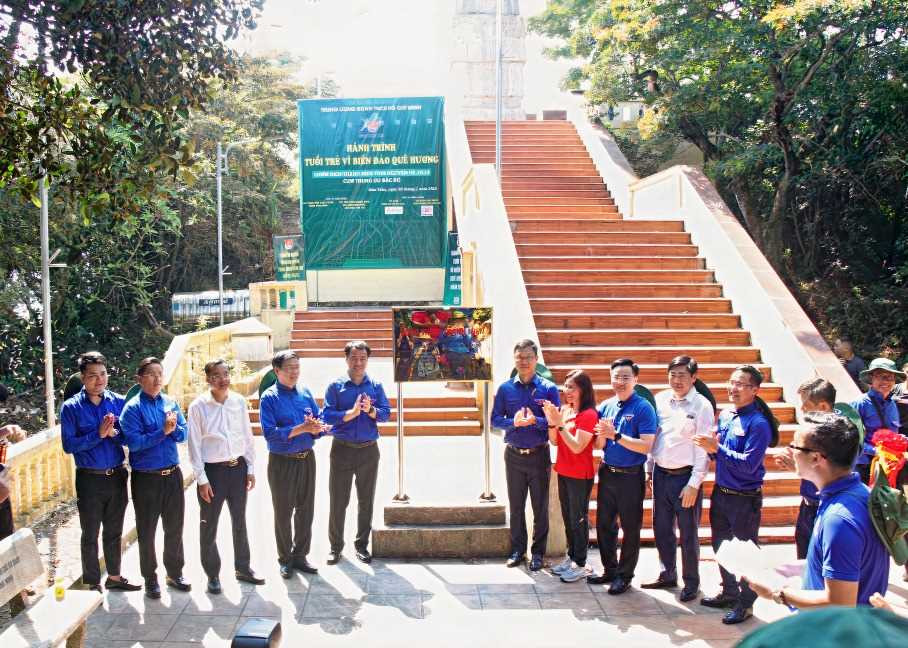 Tỉnh Đoàn gắn biển công trình sửa chữa các hạng mục và lắp đặt hệ thống đèn chiếu sáng tại cột cờ chủ quyền Tổ quốc trên đảo Trần - Đảo Thanh niên