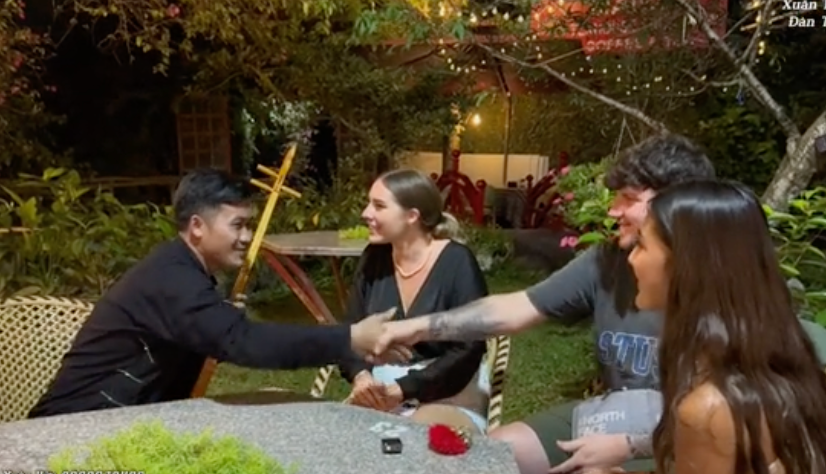 Thầy Xuân Hữu biểu diễn hát then - đàn tính cho du khách nước ngoài (Ảnh: Kênh Tiktok Xuân Hữu Đàn Tính)