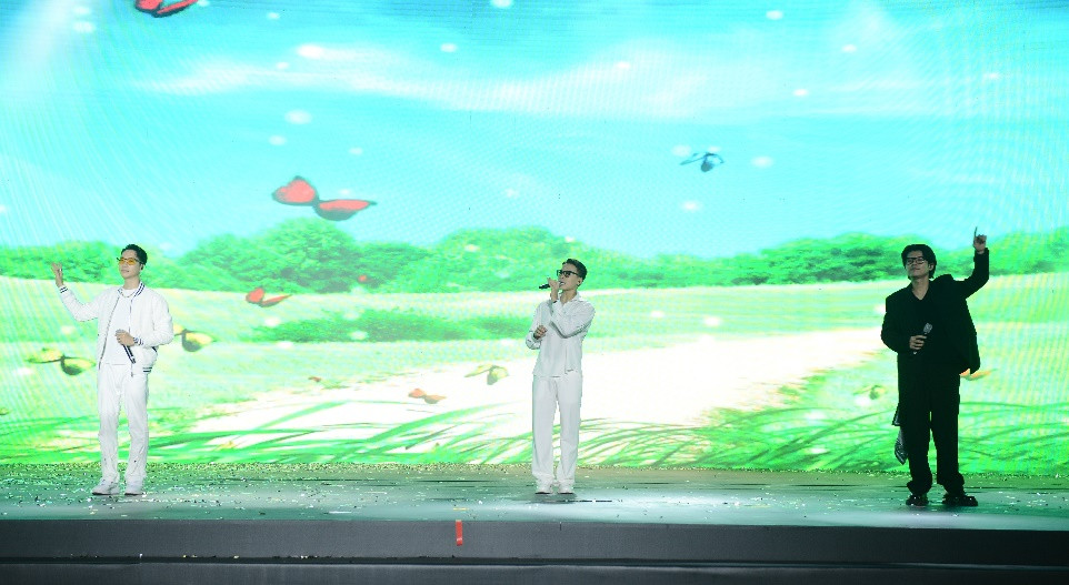 Nhóm nhạc DaLab làm nóng không khí sự kiện Nhóm nhạc DaLab làm nóng không khí sự kiện