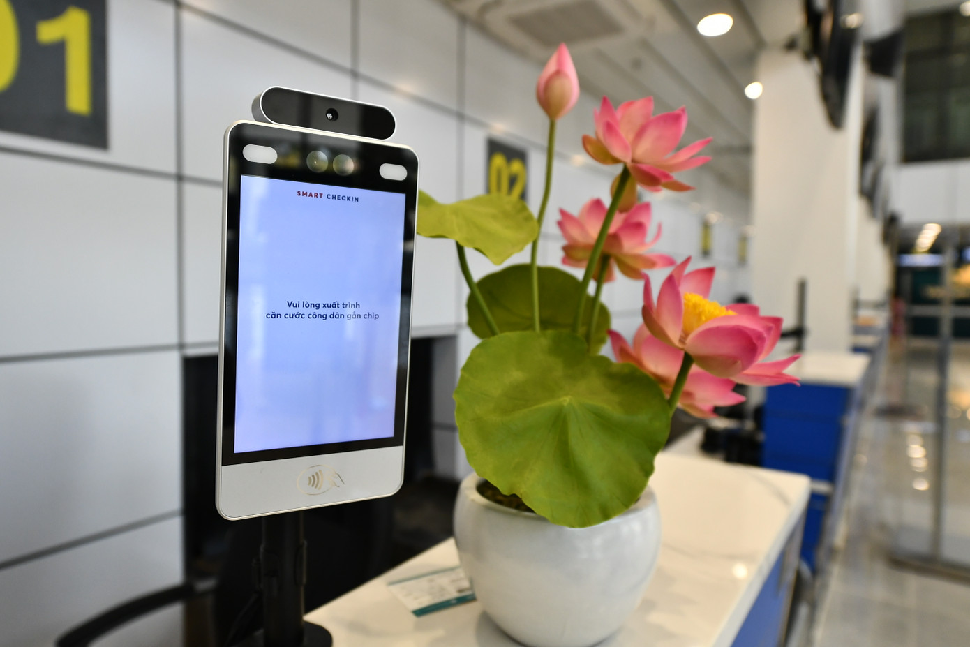 Quầy check-in và cửa kiểm soát an ninh lắp đặt hệ thống nhận diện khuôn mặt hành khách. Đây là tiện ích mà chưa nhiều sân bay trên cả nước sử dụng