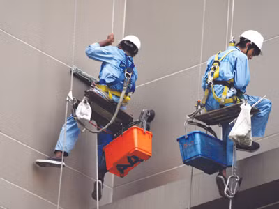 Người nhện lau cửa kính cao ốc ở TPHCM Ảnh: Quang MInh