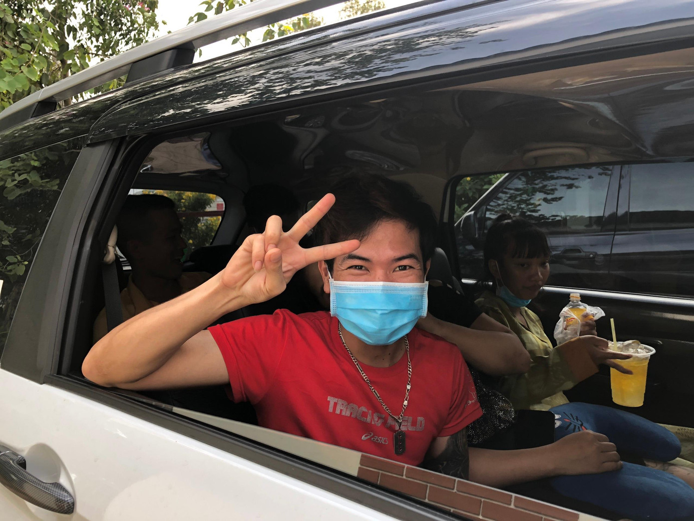 Vui mừng khi được về quê - Ảnh: Kim Hà.