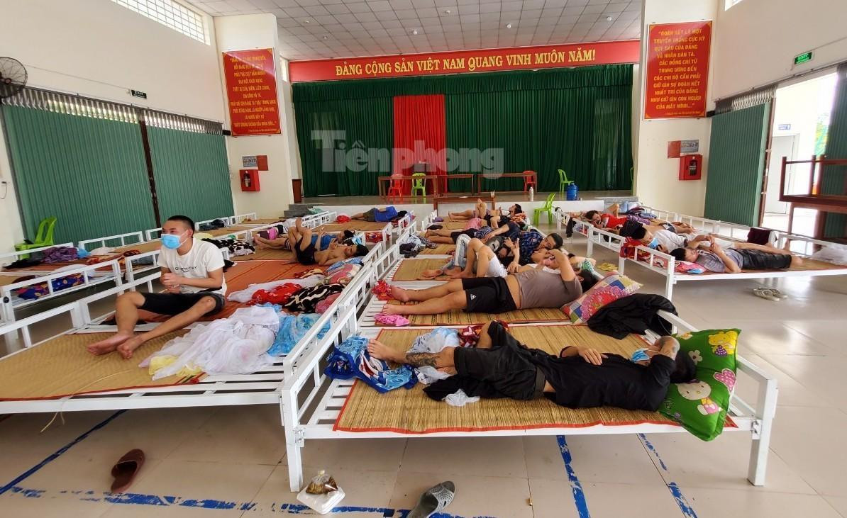 Các công dân đang nghỉ trưa tại Trung tâm văn hoá và học tập cộng đồng xã Đa Phước, huyện An Phú, tỉnh An Giang - Ảnh: Kim Hà.