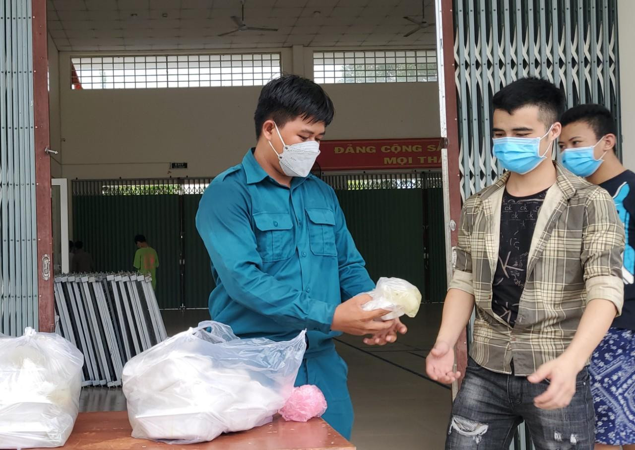 Phát cơm cho công dân trước khi về quê - Ảnh: Kim Hà.