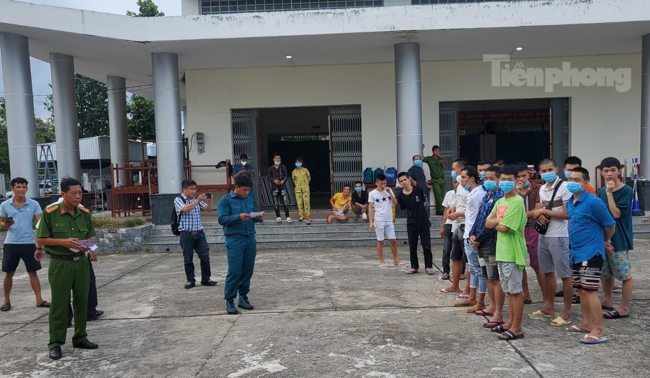 Các công dân tập hợp để được gọi tên nhận tiền hỗ trợ - Ảnh: Kim Hà.