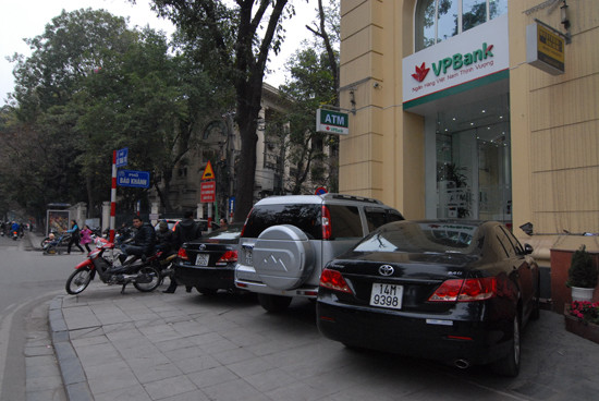Xế hộp đậu trên vỉa hè phố Lê Thái Tổ, trước cửa Ngân hàng VP Bank
