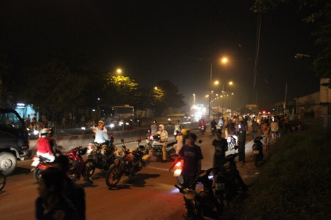 Nhiều người dân theo dõi vụ việc khiến giao thông gặp nhiều khó khăn