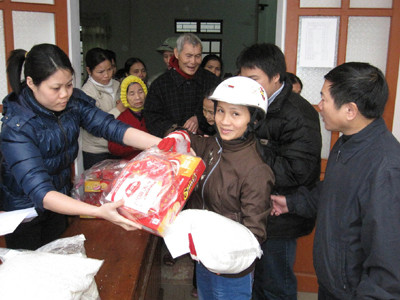 Đại diện Eurowindow tặng quà cho người dân . Đại diện Eurowindow tặng quà cho người dân