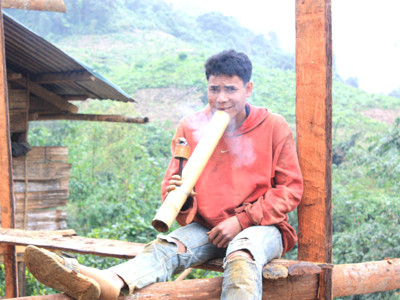 Người đàn ông có tên Bin Laden luôn hút thuốc lào 