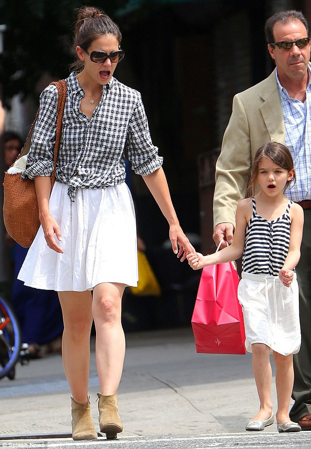 Một lúc sau, 2 mẹ con siêu sao có vẻ đang nói chuyện về vấn đề gì đó