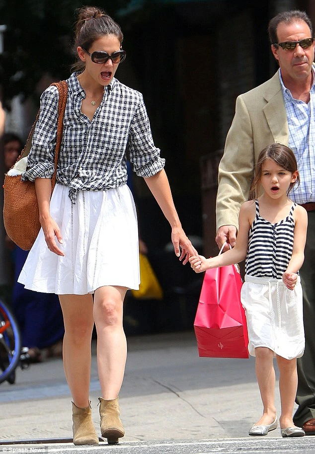 Một lúc sau, 2 mẹ con siêu sao có vẻ đang nói chuyện về vấn đề gì đó