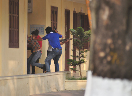 Chúng nhanh chóng cố thủ tại một tòa nhà và lớn tiếng đòi yêu sách 