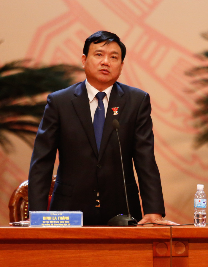 Bộ trưởng Đinh La Thăng trả lời câu hỏi. Ảnh: Hồng Vĩnh. Bộ trưởng Đinh La Thăng trả lời câu hỏi. Ảnh: Hồng Vĩnh