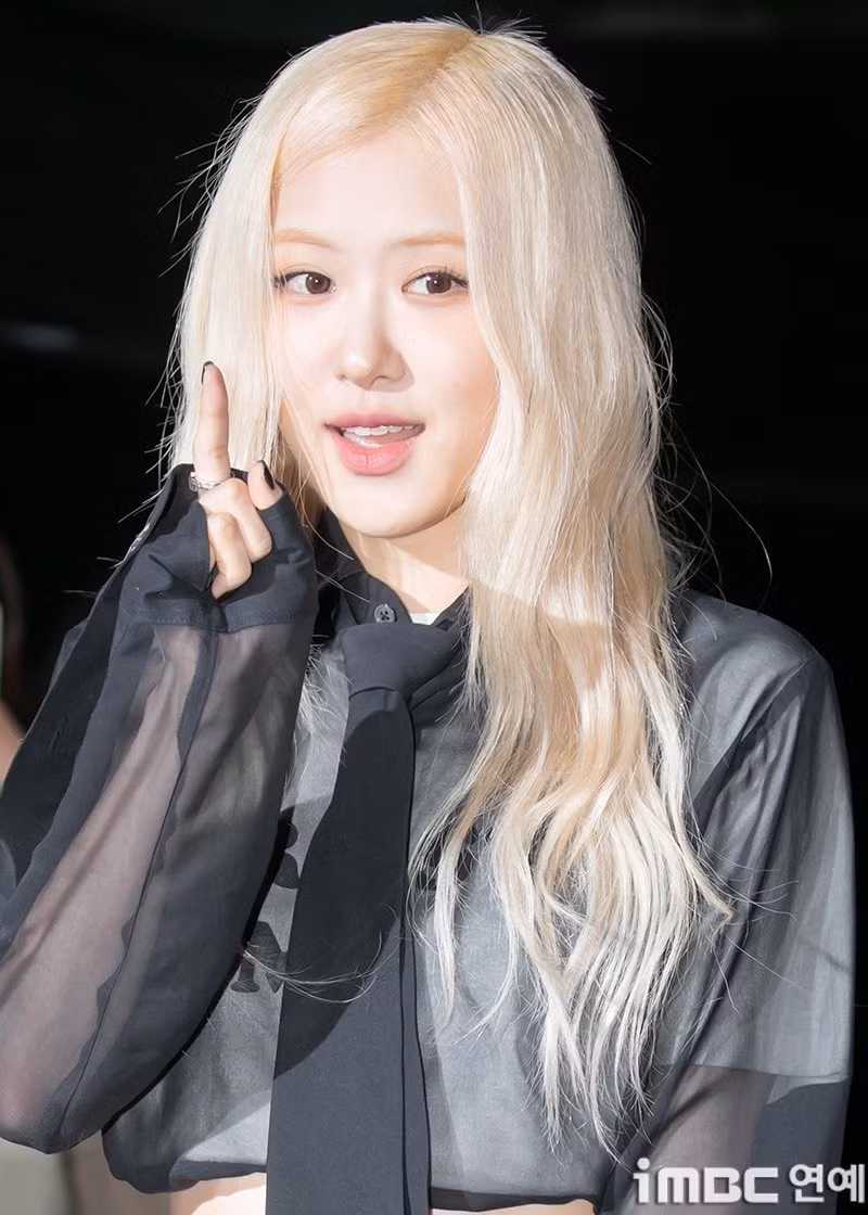 Rosé tăng cân thấy rõ trong lần xuất hiện vào ngày 19/11. Ảnh: X. Rosé tăng cân thấy rõ trong lần xuất hiện vào ngày 19/11. Ảnh: X.