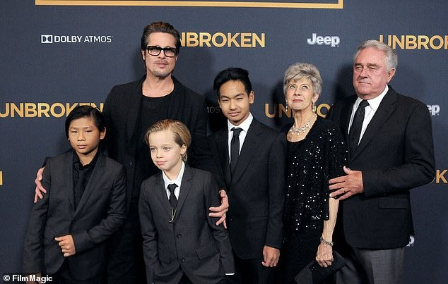 Brad Pitt dẫn các con và cha mẹ đi dự buổi ra mắt phim Unbroken vào năm 2014. Brad Pitt dẫn các con và cha mẹ đi dự buổi ra mắt phim Unbroken vào năm 2014.