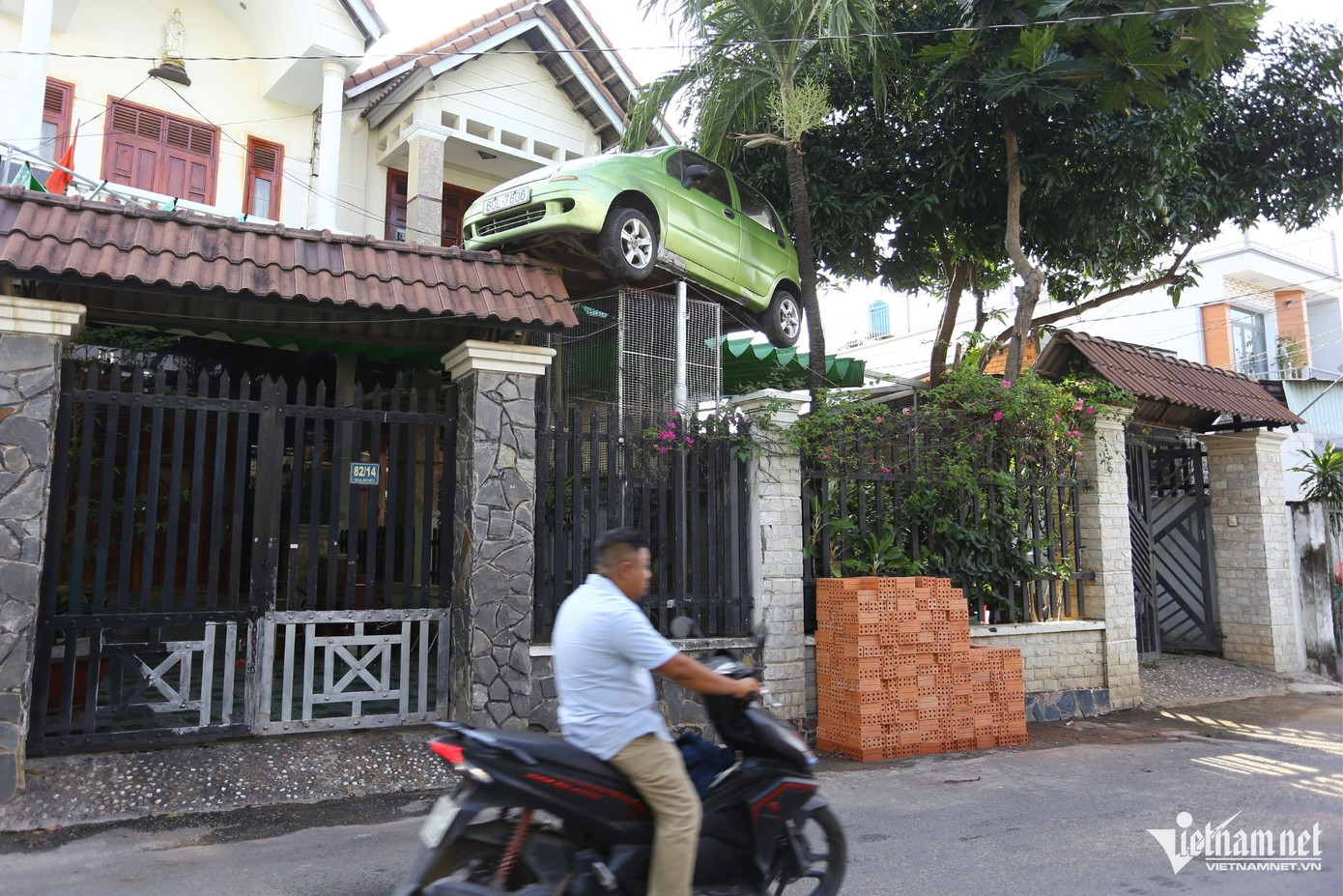 Ô tô "lơ lửng" trên cổng nhà ông Đức. Ảnh: Hoàng Anh
