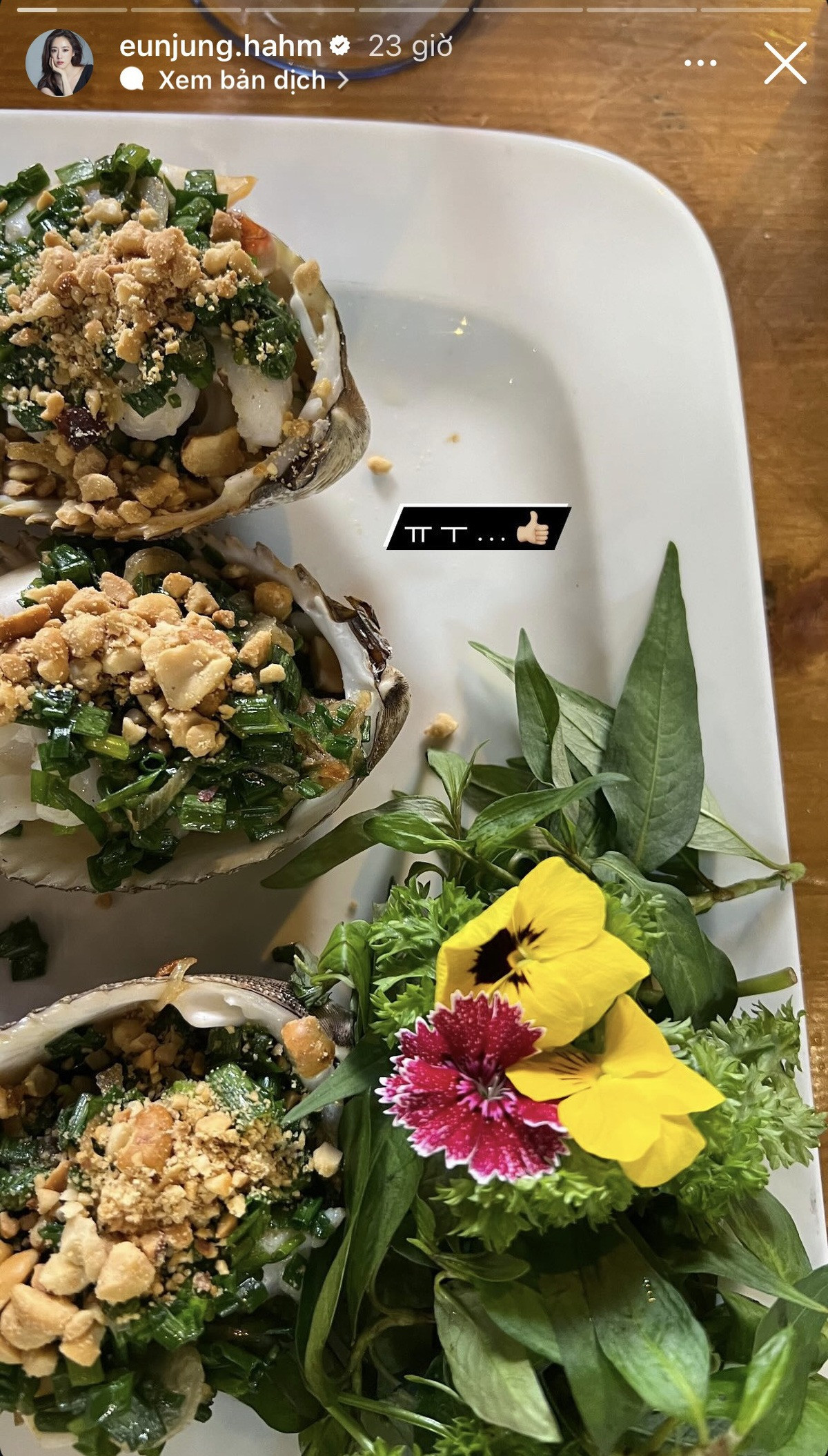 Eunjung thưởng thức ẩm thực và tham quan TP HCM. Ảnh: IG.