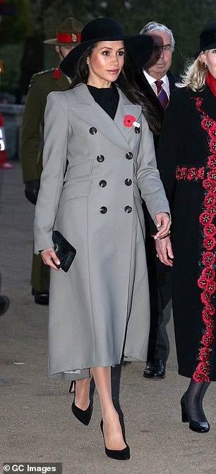 Áo khoác dáng dài phù hợp cho những sự kiện nghiêm túc. Áo khoác dáng dài phù hợp cho những sự kiện nghiêm túc.