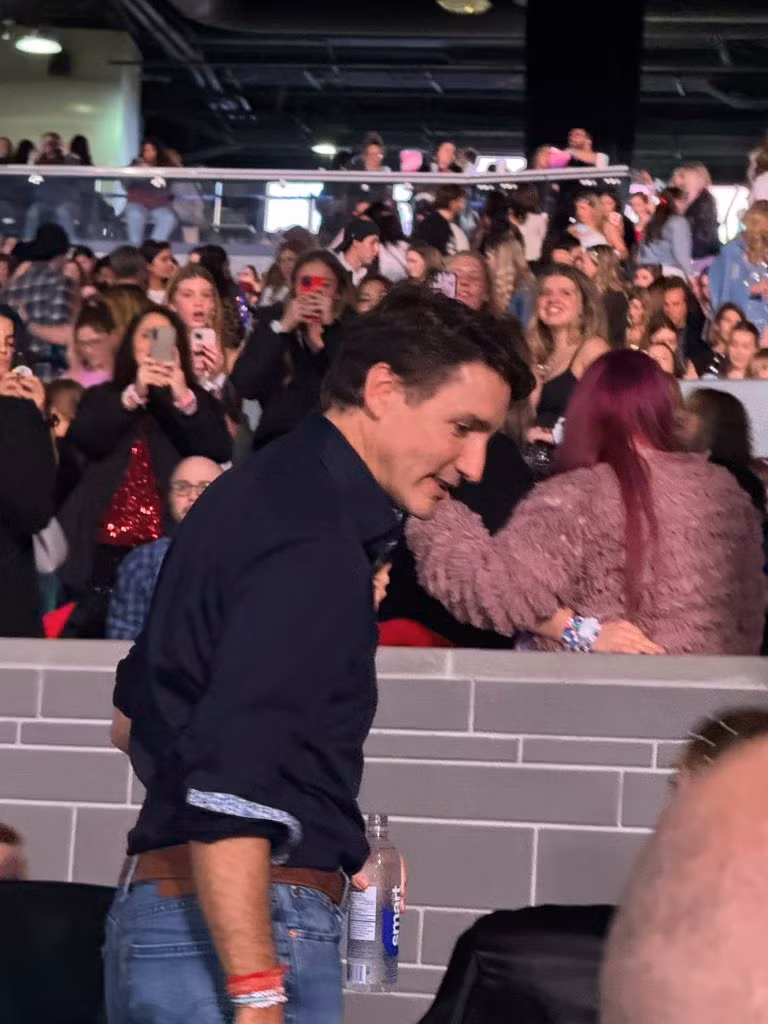 Hình ảnh Thủ tướng Trudeau tại show Taylor Swift được chia sẻ nhiều trên mạng xã hội. Ảnh: X.