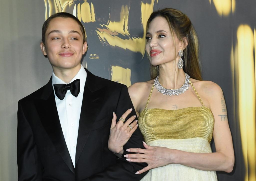 Angelina Jolie cùng con trai út Knox tham dự Lễ trao giải Governors Awards 2024. Ảnh: Getty Images.