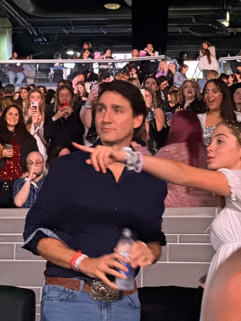 Hình ảnh Thủ tướng Trudeau tại show Taylor Swift được chia sẻ nhiều trên mạng xã hội. Ảnh: X.