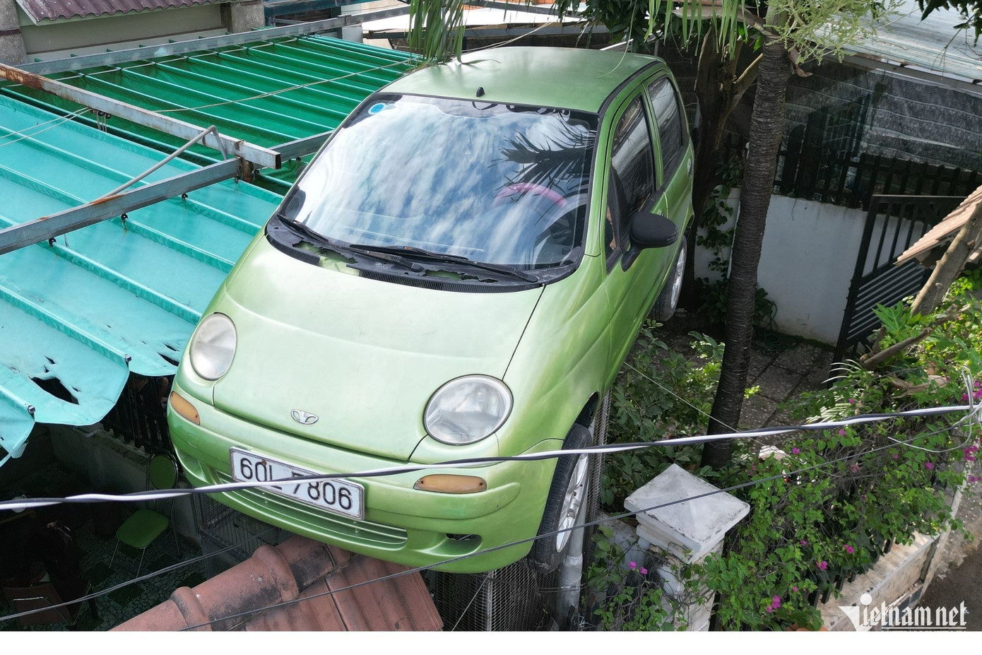 Hình ảnh ô tô 'đậu' trên cổng nhà gây sốt mạng xã hội. Ảnh: Hoàng Anh