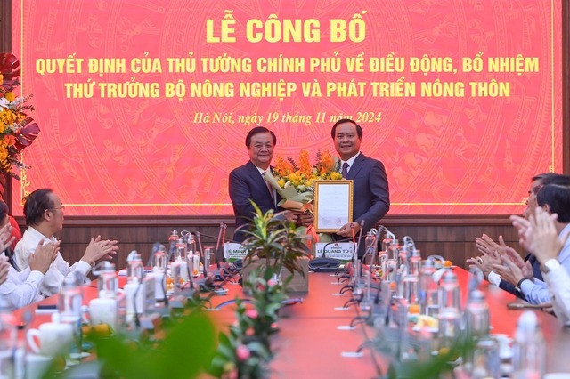 Ông Võ Văn Hưng nhận quyết định giữ chức Thứ trưởng Bộ NNPTNT. Ảnh: Chinhphu.vn.