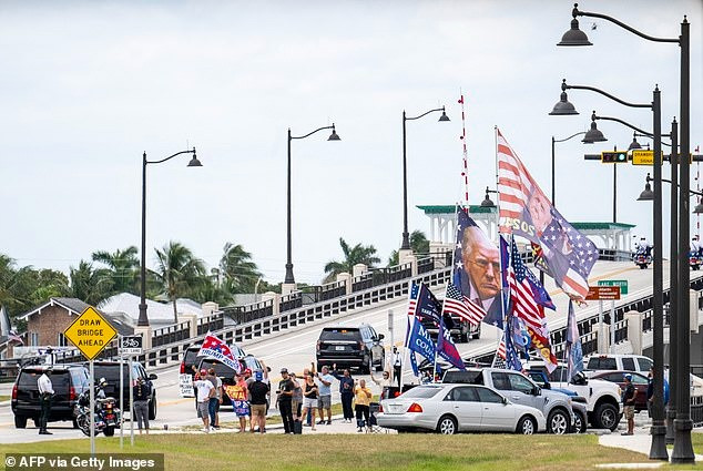 Những người ủng hộ tụ tập bên cạnh cây cầu dẫn đến Mar-a-Lago. Ảnh: Getty Images.