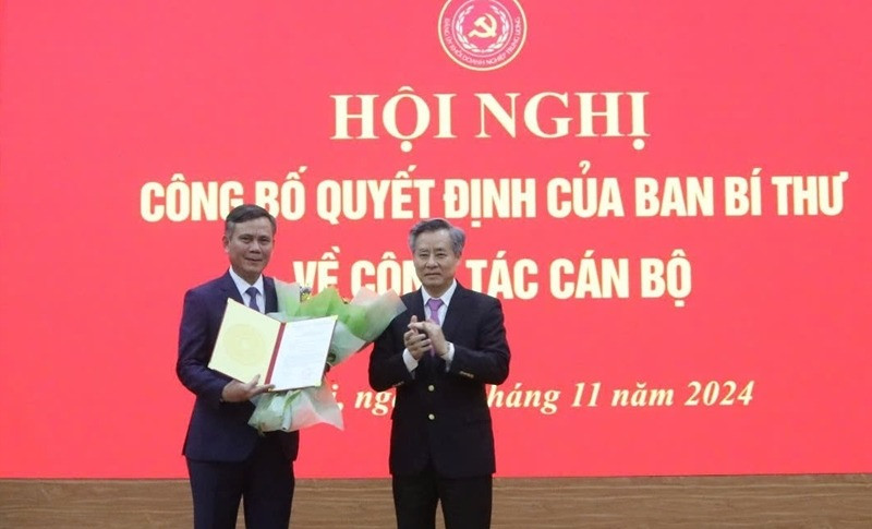 Ủy viên Trung ương Đảng, Phó Trưởng Ban Tổ chức Trung ương Nguyễn Quang Dương trao Quyết định cho đồng chí Trần Thắng. Ảnh: ĐCS.