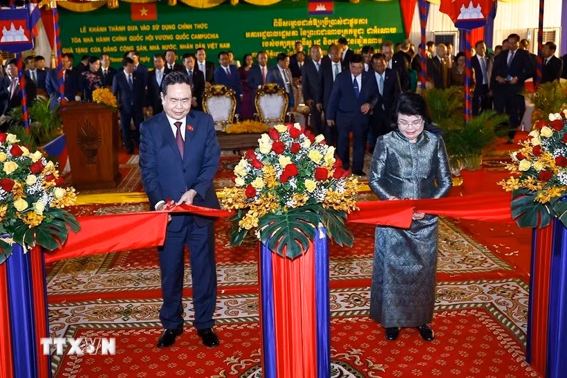 Chủ tịch Quốc hội Trần Thanh Mẫn và Chủ tịch Quốc hội Campuchia Samdech Khuon Sudary cắt băng khánh thành tòa nhà hành chính Quốc hội Campuchia. (Ảnh: Doãn Tấn/TTXVN)
