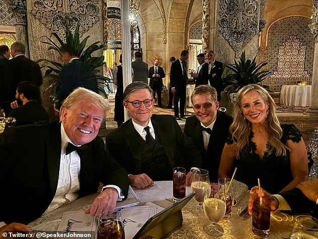 Donald Trump với Chủ tịch Hạ viện Mike Johnson tại Mar-a-Lago vào giữa tháng 11. Đây trở thành nơi tụ họp của các quan chức và người ủng hộ Đảng Cộng hòa. Ảnh: X.