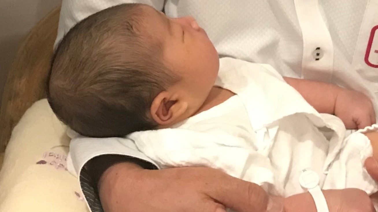 Ông Hyakuta tin phải có áp lực khắc nghiệt, phụ nữ mới chịu sinh con sớm. Ảnh: Asia.